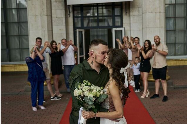 'Ця історія про незламність': український воїн 'Самурай', який втратив очі на війні, зіграв весілля з коханою. Фото і відео