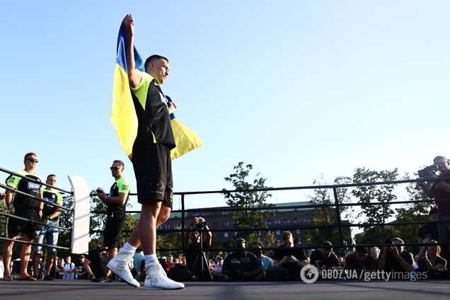 Усик снова зачитал трек украинского певца BALSAM на открытой тренировке перед поединком с Дюбуа