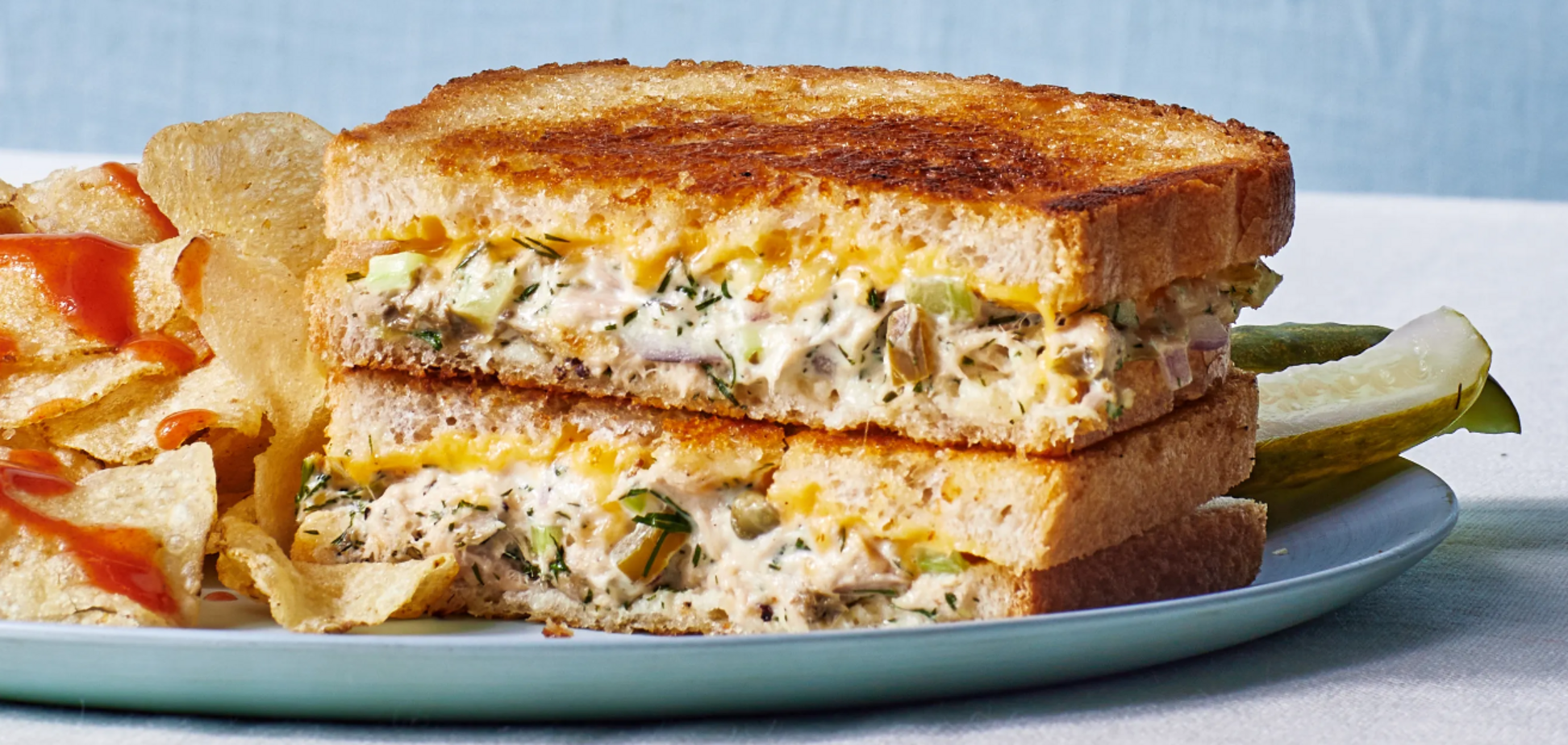 Сытный сэндвич с тунцем и сыром на перекус за 10 минут