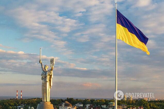 Синьо-жовтий одяг і багато прапорців: як пройшов День Державного прапора у Києві. Фото