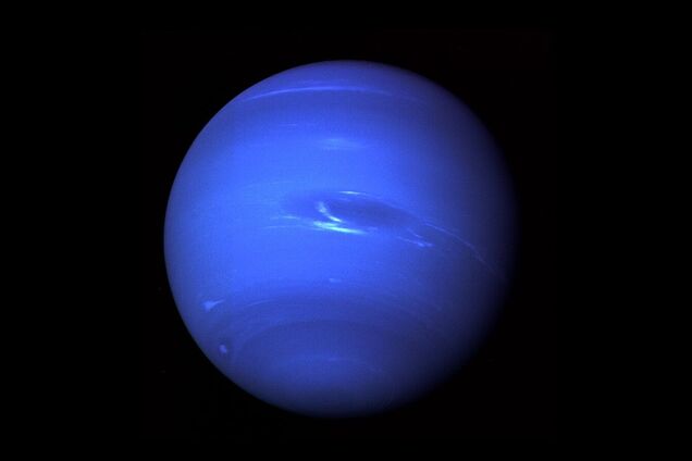 Астрономи вперше зазирнули в темну пляму Нептуна з Землі і побачили дещо дивне