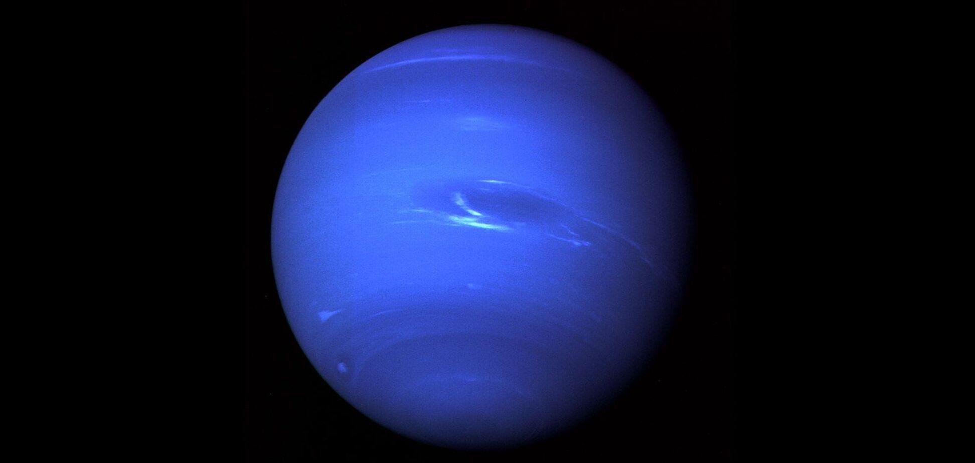 Астрономы впервые заглянули в темное пятно Нептуна с Земли и увидели нечто странное