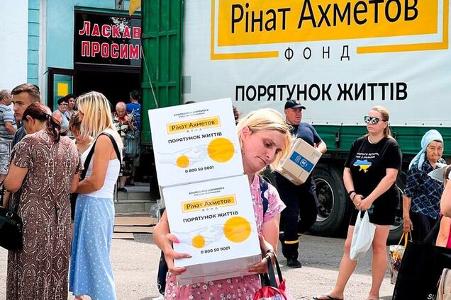 Выдача гуманитарной помощи от Фонда Рината Ахметова продолжается в Доброполье Донецкой области