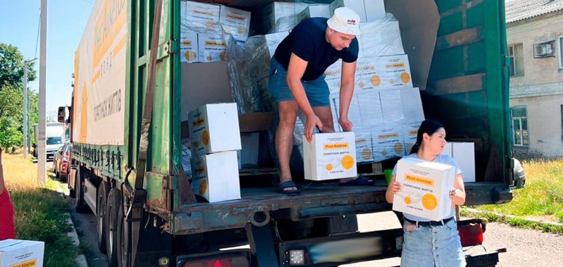 У Черкаси надіслали 4 тисячі проднаборів для переселенців від Фонду Ріната Ахметова