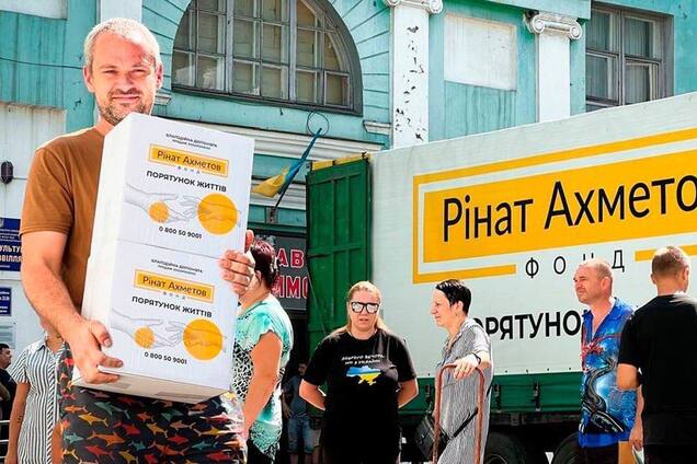 Фонд Ріната Ахметова привіз у Добропілля гумдопомогу для мешканців міста