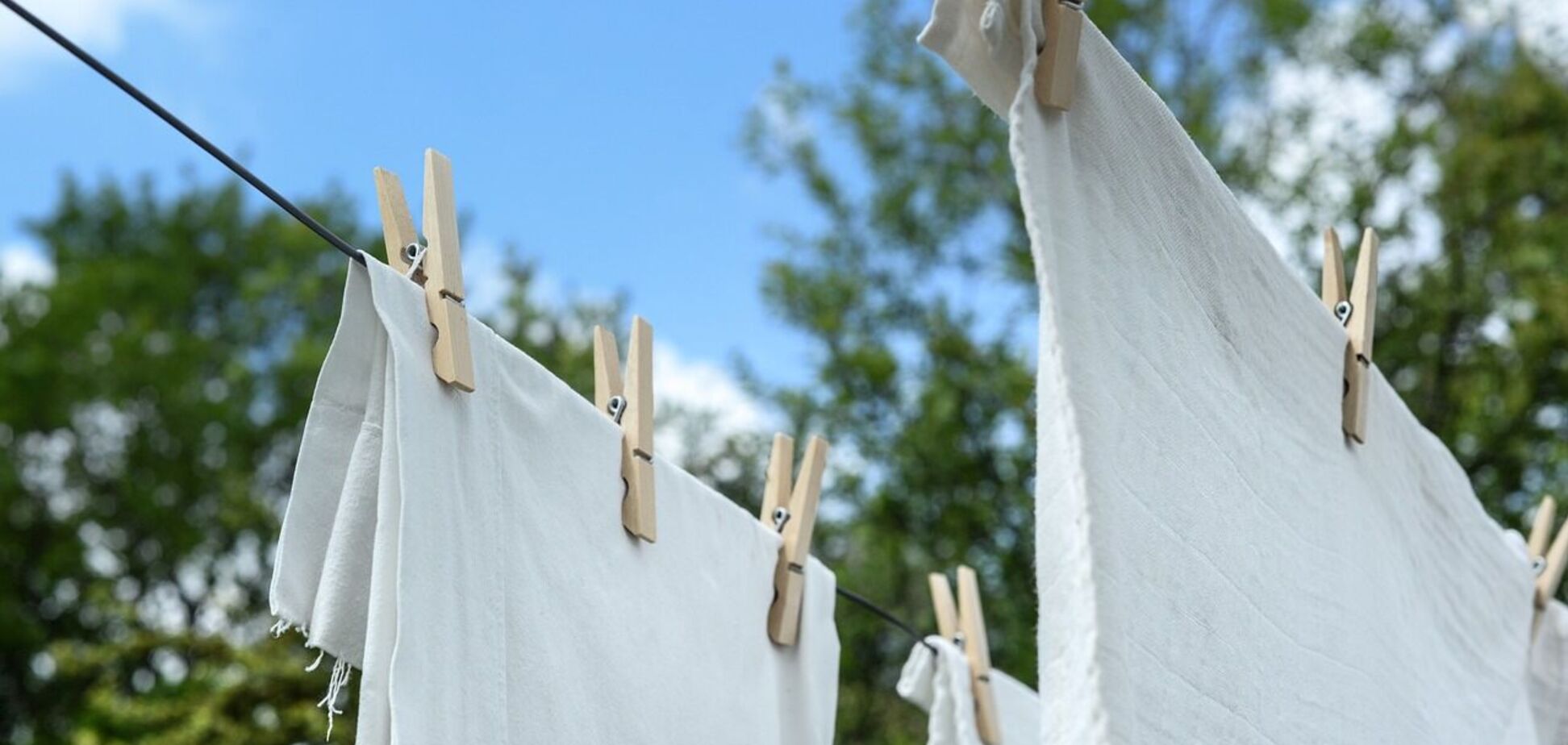 Виведуть важкі плями і відбілять одяг: чим замінити хімічні засоби для прання