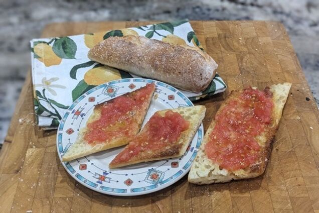 Як обрати оливкову олію? Літня сільська закуска з томату та хлібу