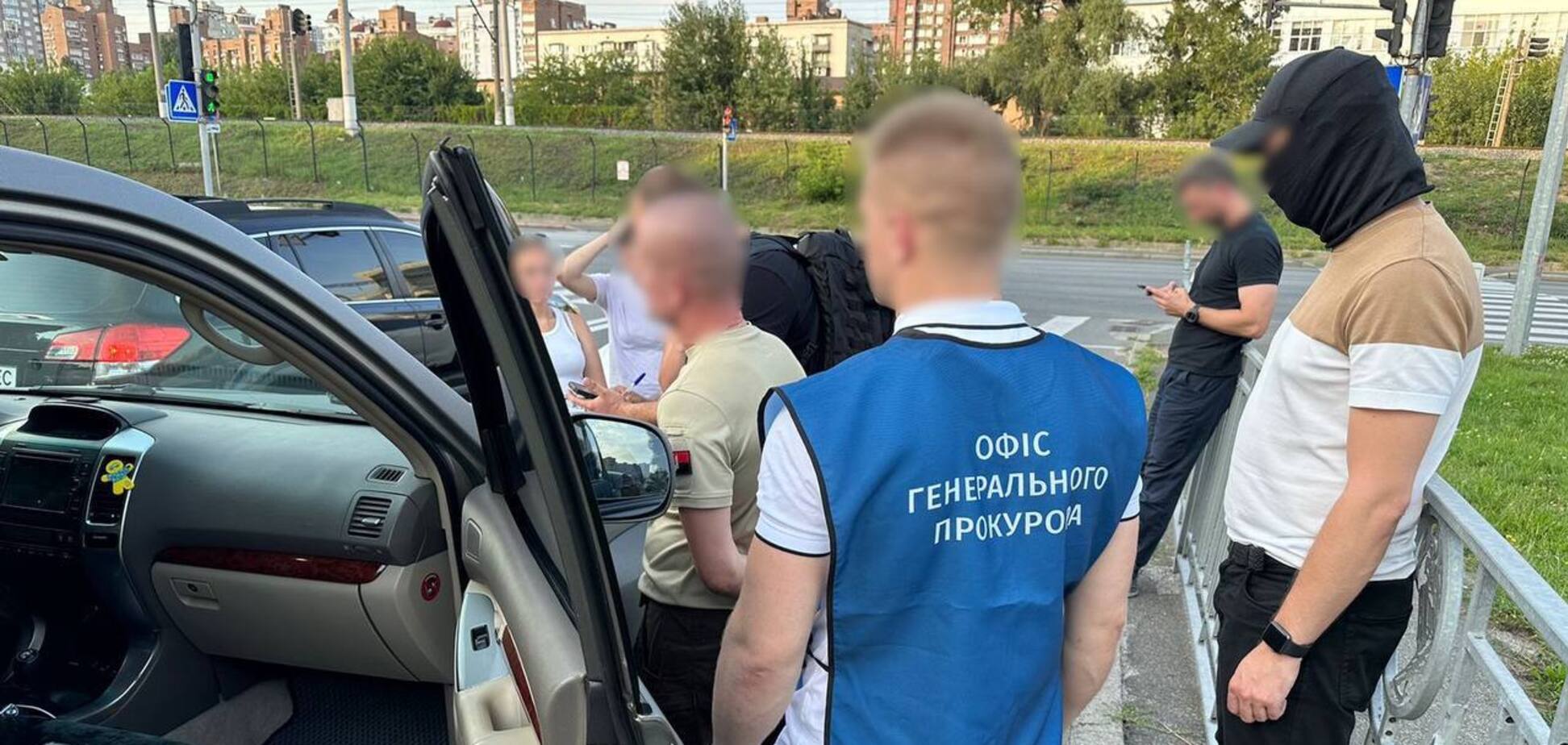 В Киеве задержали военкома, который помогал мужчинам сбегать за границу. Фото и видео