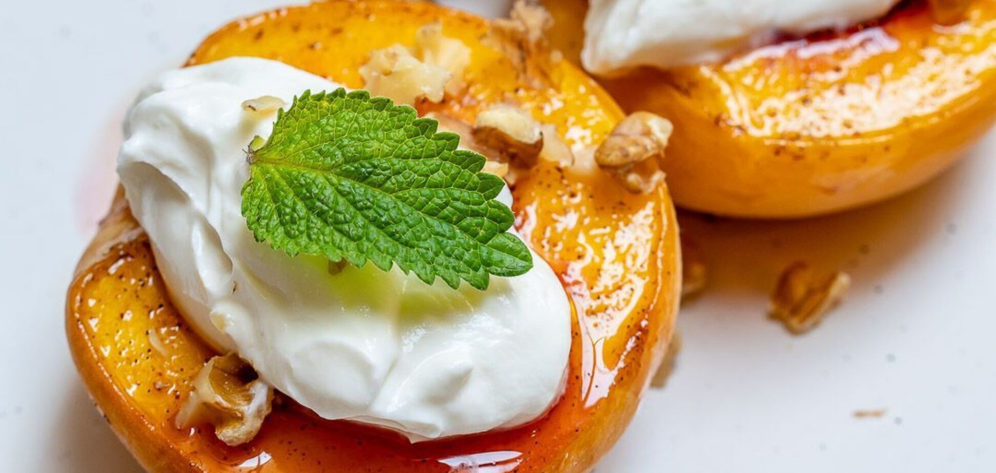 Запечені персики з домашнім крем-сиром: ідеєю поділився відомий шеф-кухар