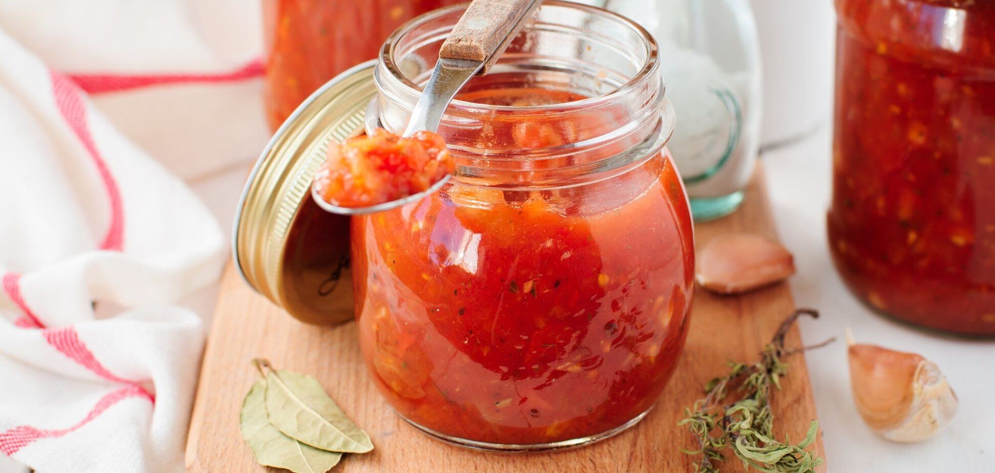 Кетчуп з кабачків: як приготувати універсальний бюджетний соус на зиму
