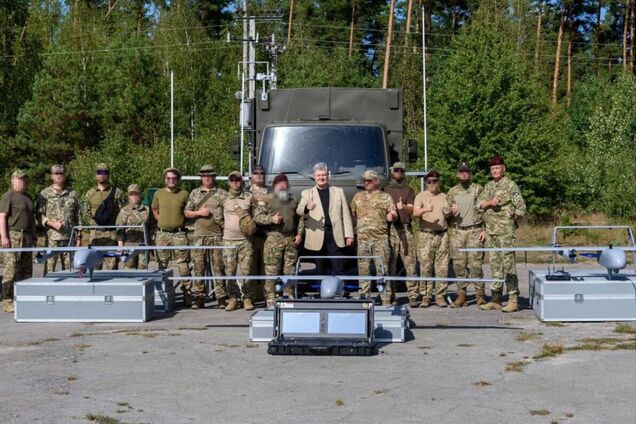 Порошенко привез штурмовикам полка 'Герц' комплекс БПЛА Poseidon и два мощных тягача