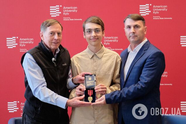 Ексдиректор ЦРУ оплатив навчання в Американському університеті сину загиблого Героя України. Фото