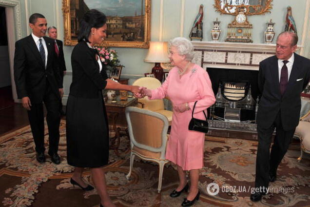 Елизавета II была в восторге: стало известно, какой 'некоролевский' подарок от Барака Обамы очень поразил монархиню