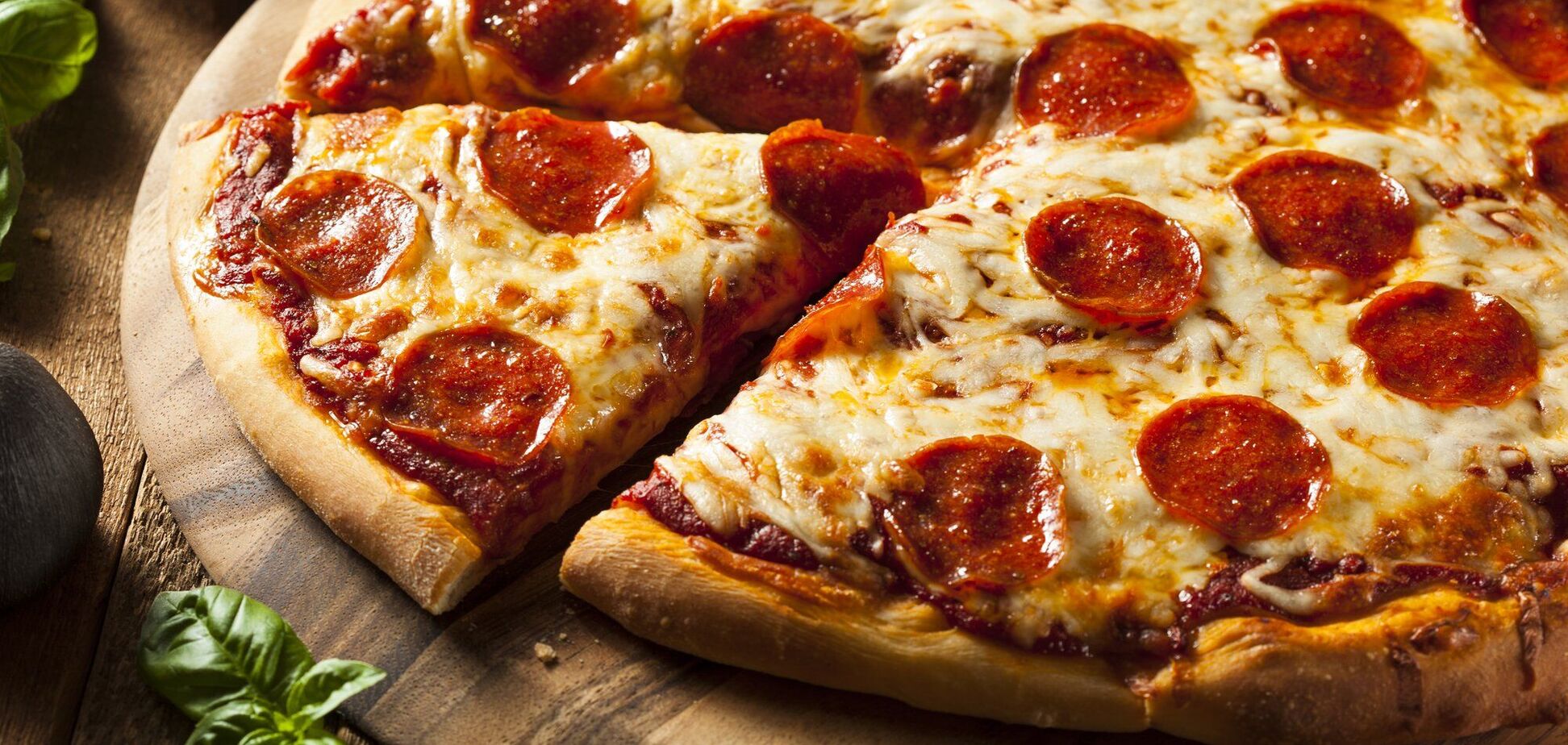 Ідеальна домашня піца, як з піцерії: тонке тісто та хрумкі бортики