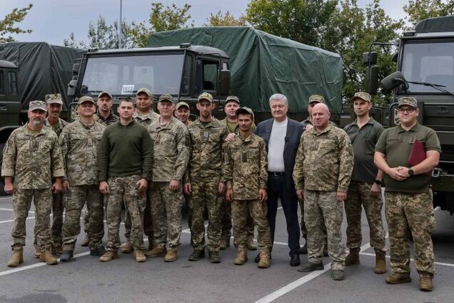 Порошенко передав партію техніки кільком бригадам Сил Оборони