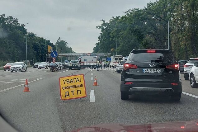 На выезде из Киева произошло масштабное ДТП: движение на Житомир фактически перекрыто. Фото и видео