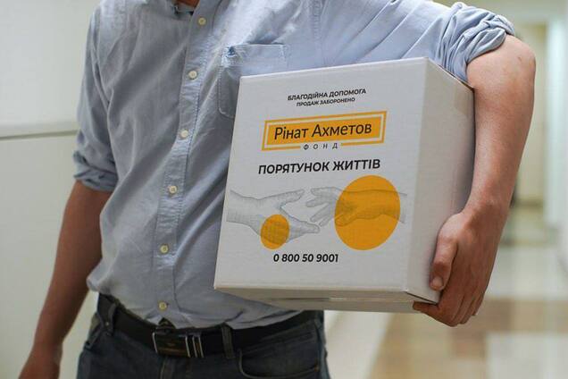 Переселенці з Нікольської громади у Києві отримали продуктові набори від Фонду Ріната Ахметова