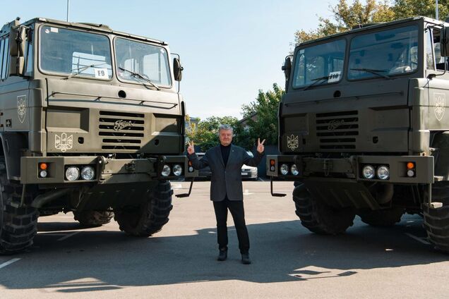 Порошенко везе бійцям на східний фронт потужні тягачі Foden, які тягають по 18 тонн