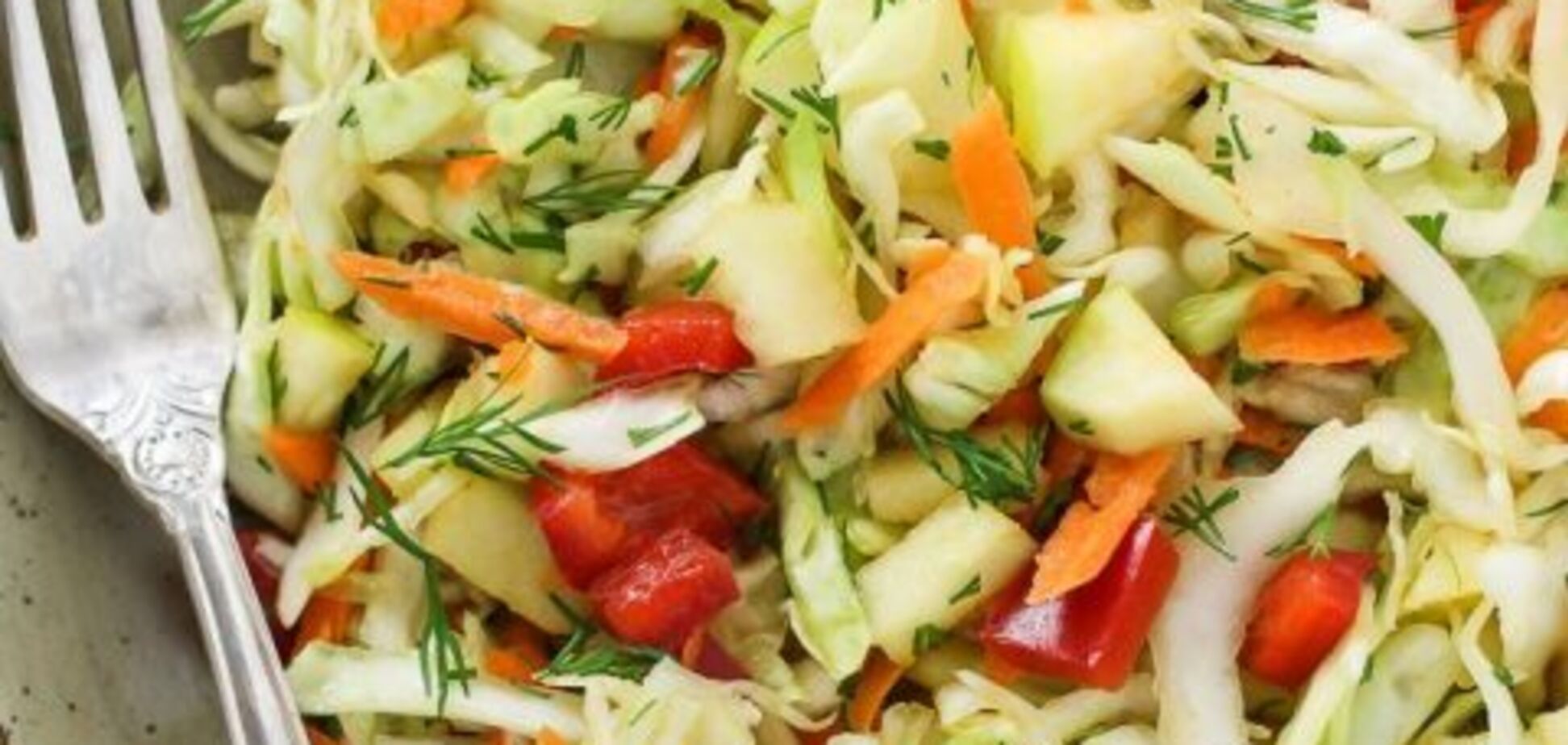 Вітамінний маринований салат з капусти та перцю: можна їсти на наступний день 