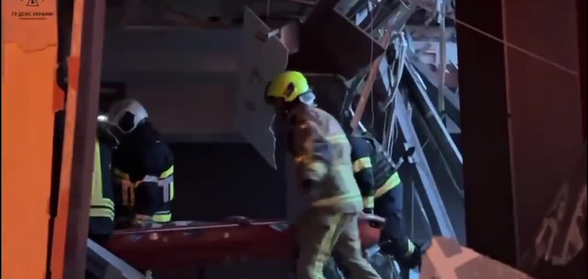 Спасатели в Черкассах достали человека из-под завалов