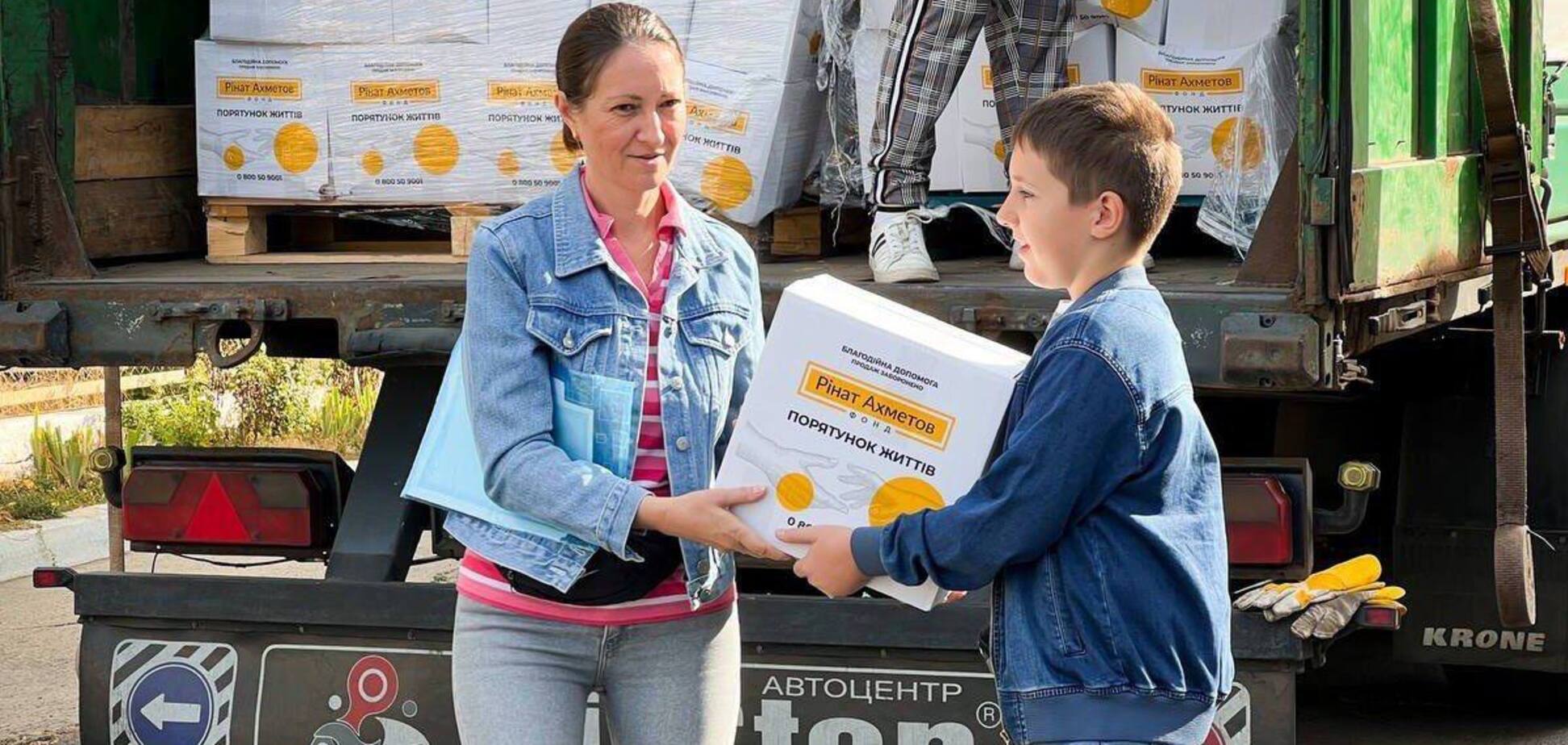 Фонд Ріната Ахметова передав 6 тисяч проднаборів для переселенців в Одеській області