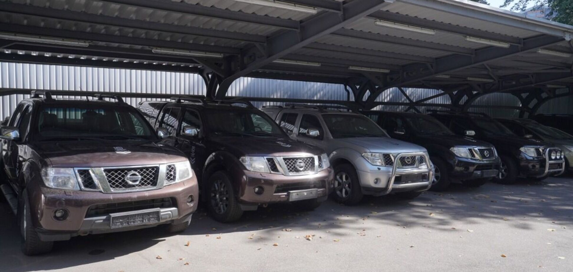 Бійці 'Гвардії наступу' отримали 5 пікапів від 'Сталевого фронту'