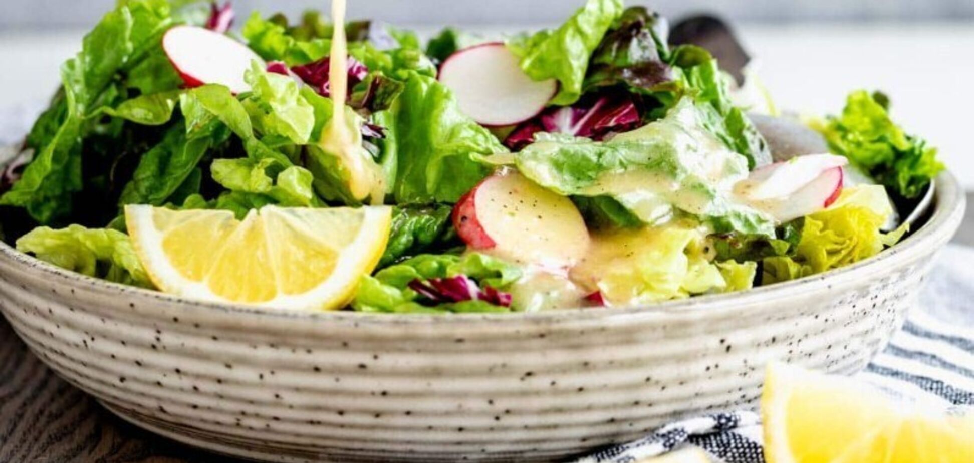 Из чего приготовить полезные и вкусные заправки для салатов: топ-5 вариантов