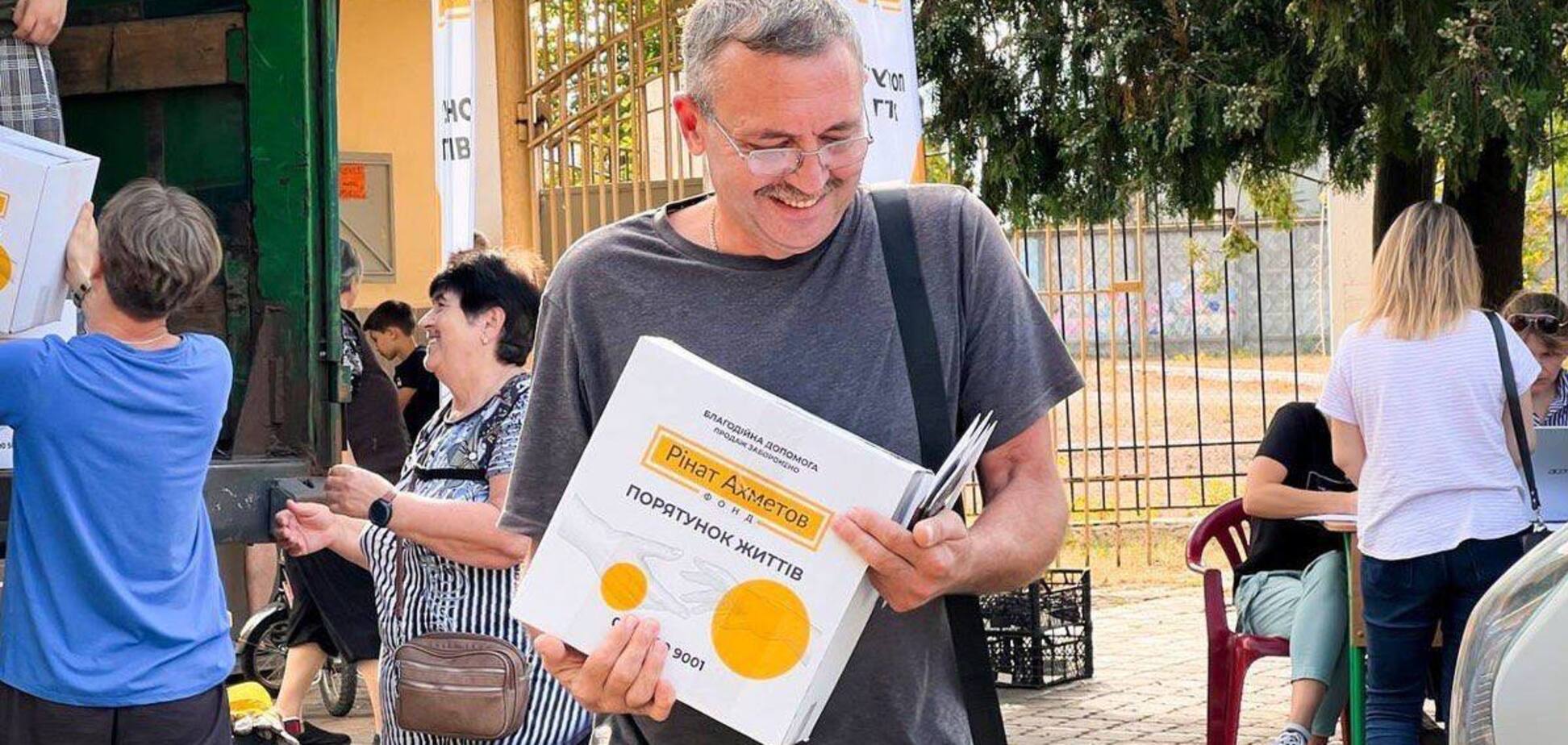 Переселенці в селищі Таїрове на Одещині отримують гуманітарну допомогу від Фонду Ріната Ахметова