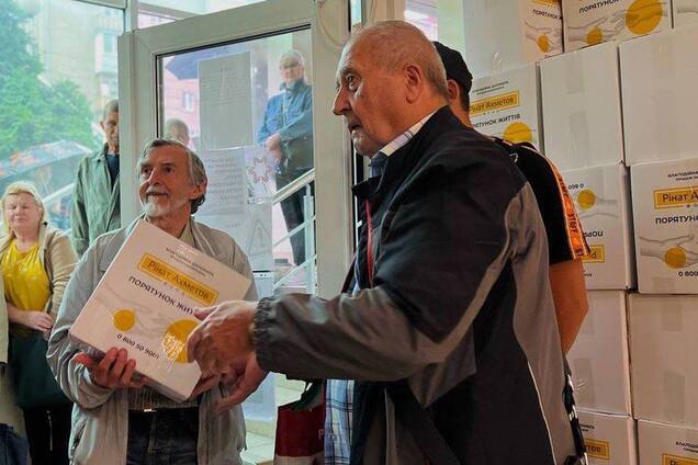 В Запорожье Фонд Рината Ахметова выдает гуманитарную помощь: кто может получить