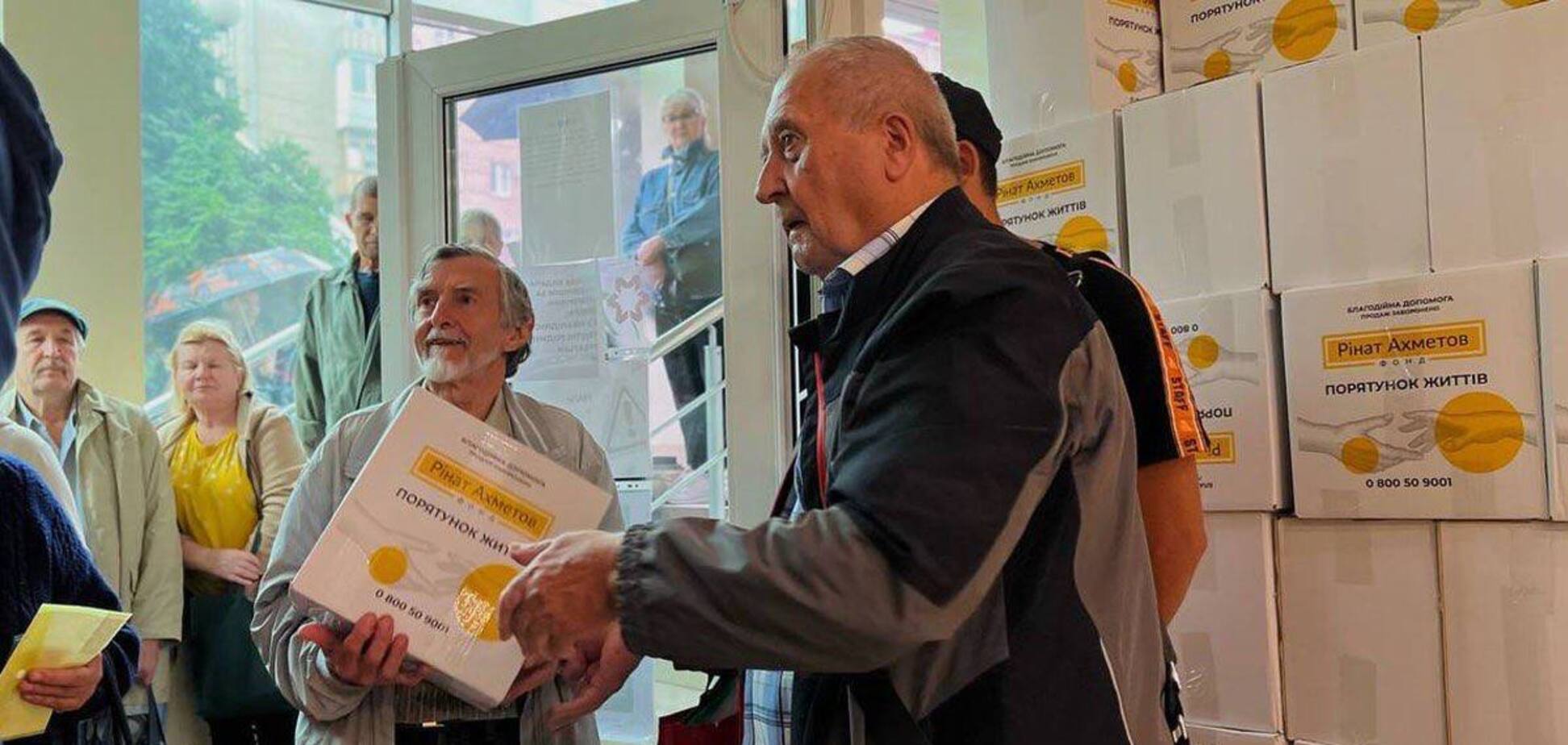 В Запорожье Фонд Рината Ахметова выдает гуманитарную помощь: кто может получить