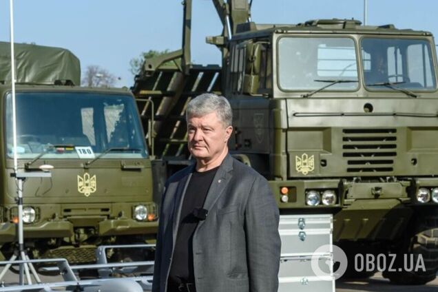 Все для наближення перемоги: Порошенко везе рекордну партію техніки на східний фронт
