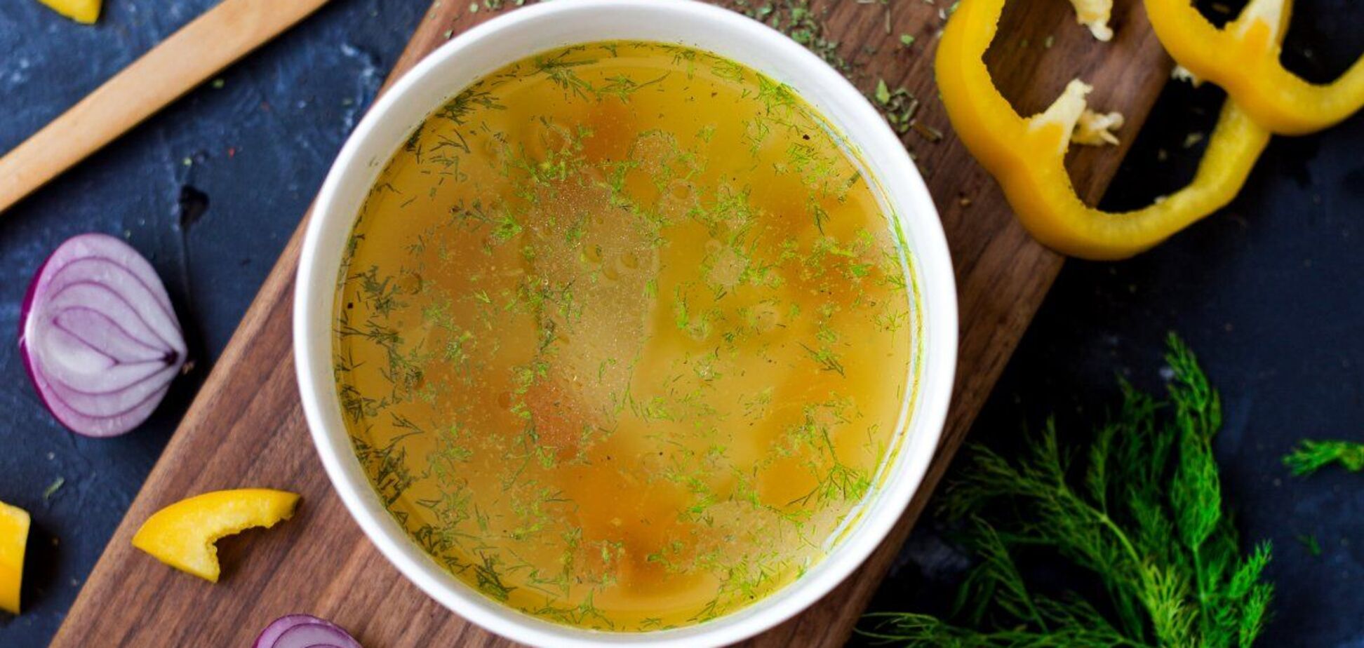 Блюда будут горькими: названа специя, которую нельзя добавлять в суп и борщ