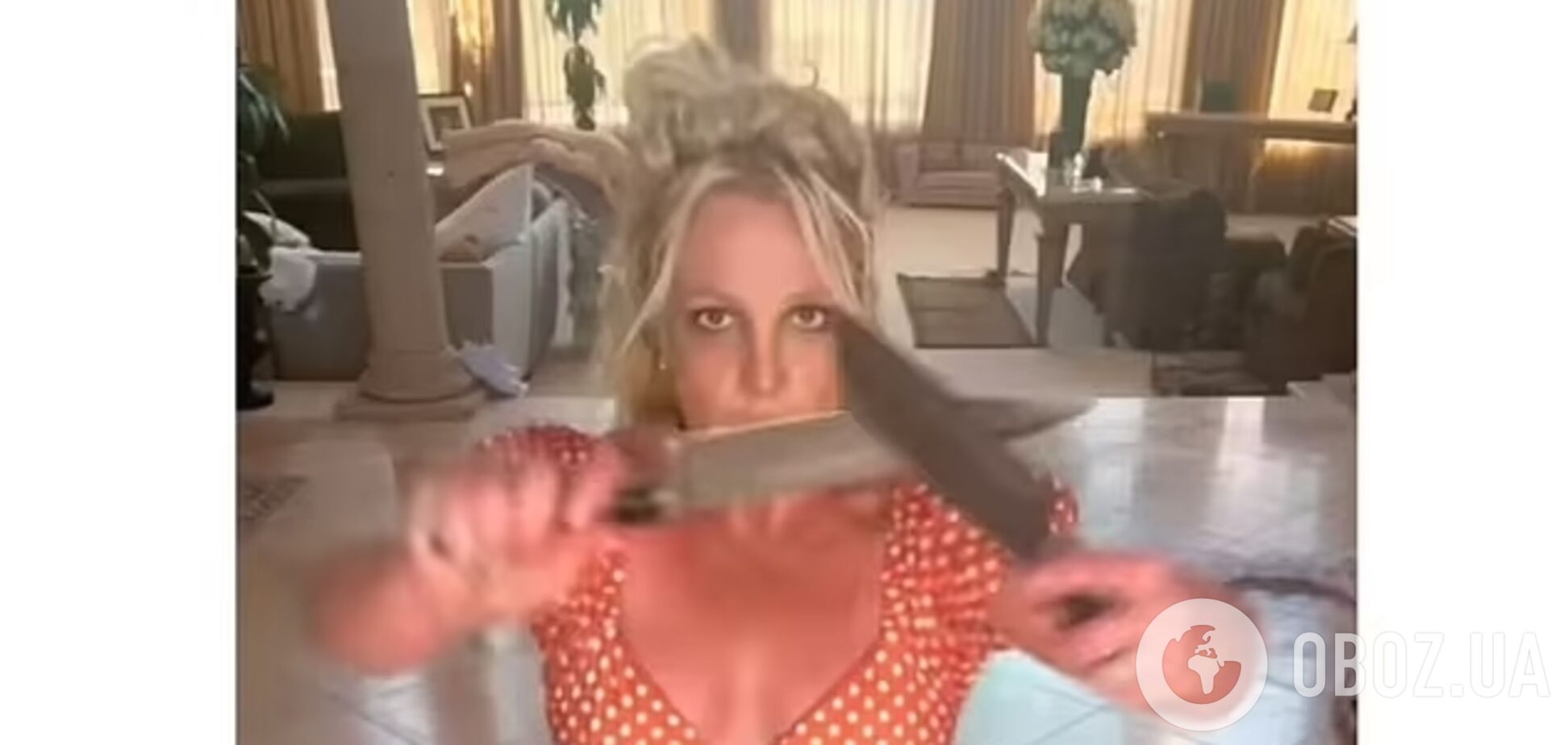 Бритни Спирс танцует с ножами посреди своего дома