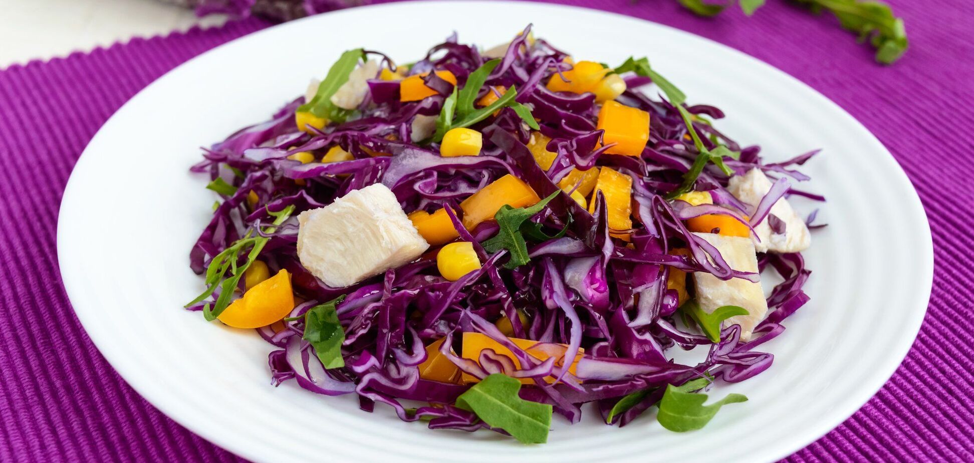 Салат из красной капусты за 5 минут: идеальный быстрый перекус.