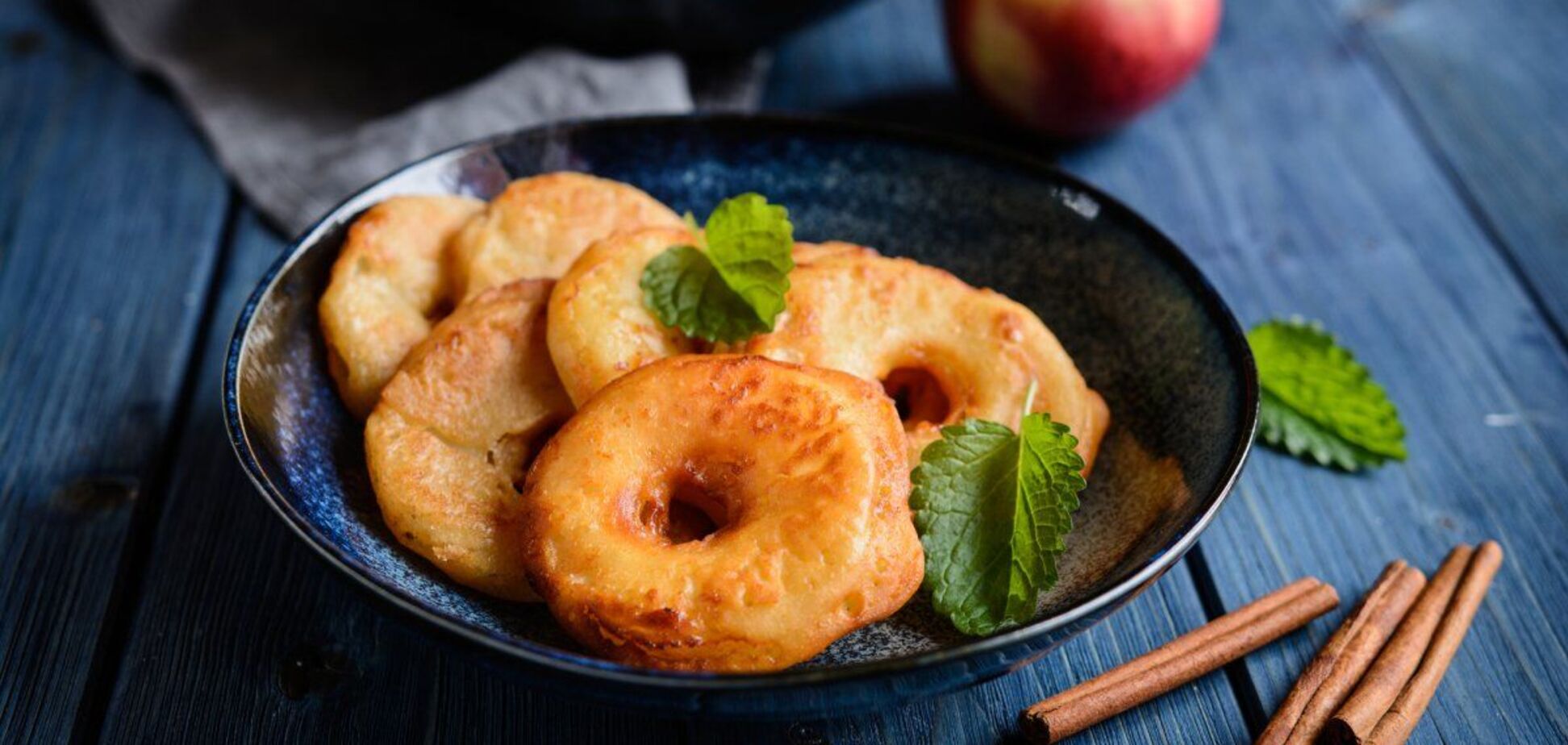 Десерт та перекус одночасно: рецепт смачних яблучних кілець в клярі
