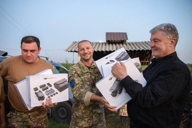 'Мавіки' для 'едельвейсів': Порошенко привіз штурмовикам дефіцитні дрони останнього покоління