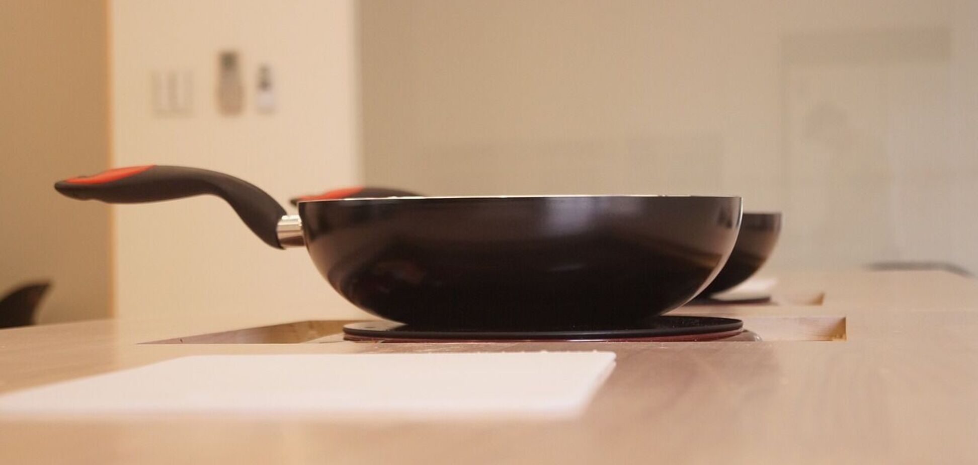 Що не можна готувати на антипригарній сковорідці: покриття зіпсується