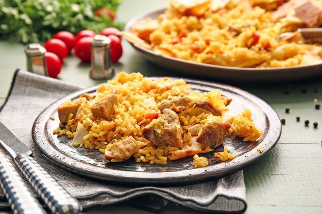 Не плов: как в сковороде приготовить рассыпчатый рис с мясом и овощами для ужина