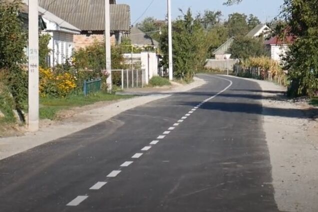 На Чернігівщині мати загиблого Героя за власний кошт заасфальтувала дорогу на вулиці, яка носить імʼя її сина