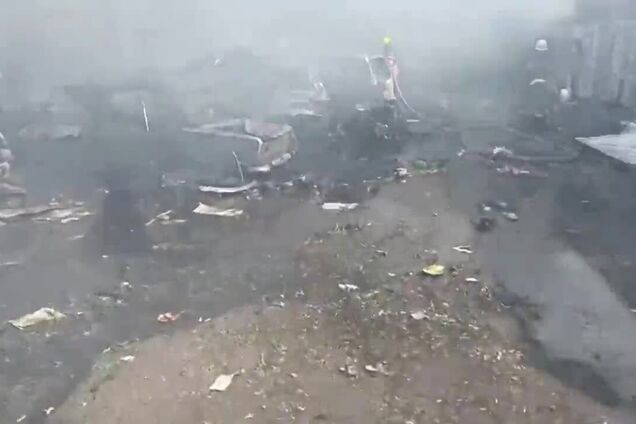 Вирва від російського снаряду на центральному ринку Костянтинівки