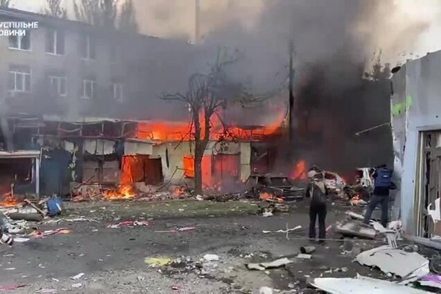 Палає ринок у Костянтинівці після обстрілу РФ