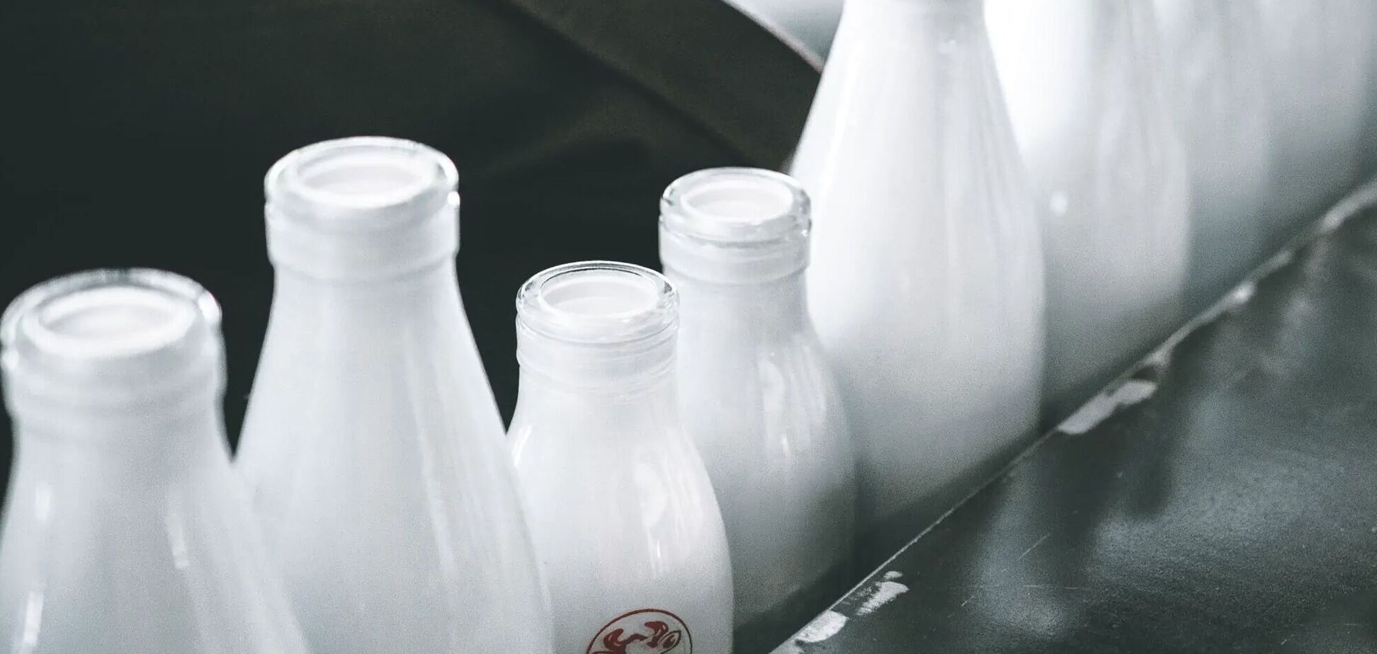 Експерт пояснив, хто розганяє міфи про молоко 'з порошку' на полицях і чому в цьому немає сенсу
