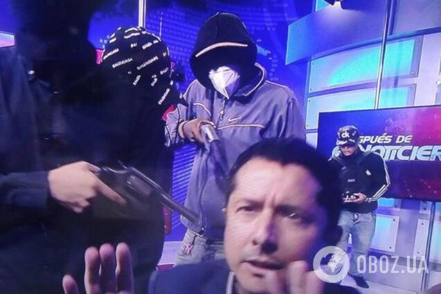 В Эквадоре вооруженные люди взяли в заложники ведущих телеканала в прямом эфире. Видео