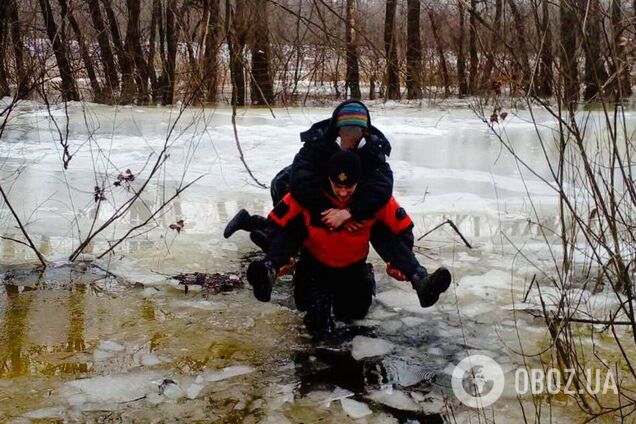 Водолази врятували чоловіка з крижаної пастки