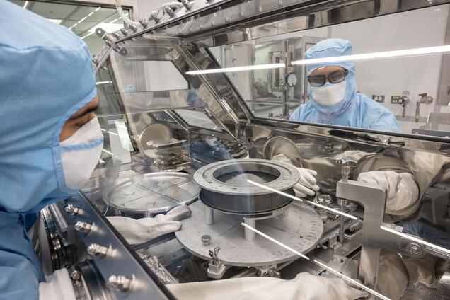 NASA після місяців проблем таки відкрило капсулу з безцінними зразками астероїда Бенну