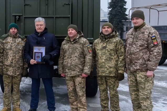 Держат небо над Украиной: Порошенко передал подразделениям ПВО бытовые комплексы