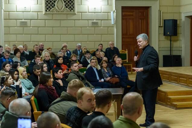 Нам нужно не на кухнях производить FPV: Порошенко сказал, что нужно сделать для победы