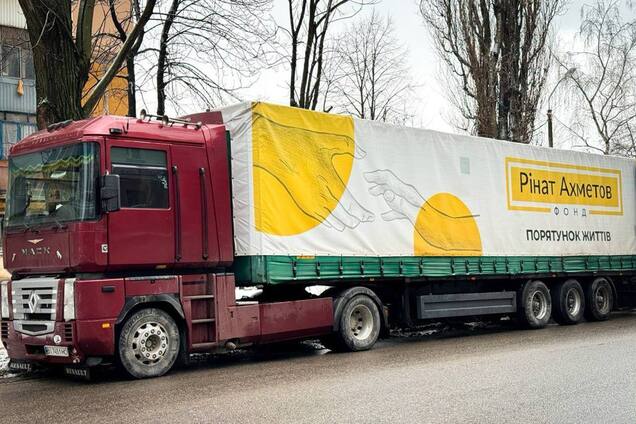 Переселенцам из Бахмута в Днепре передали 2 тысяч проднаборов от Фонда Рината Ахметова