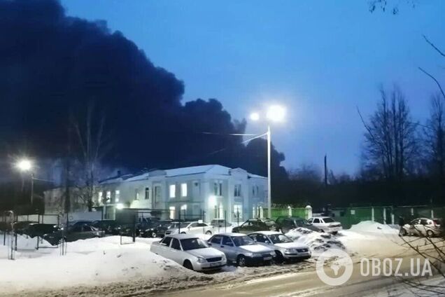 В Брянской области РФ дрон атаковал нефтебазу, разразился мощный пожар: это была операция ГУР. Видео
