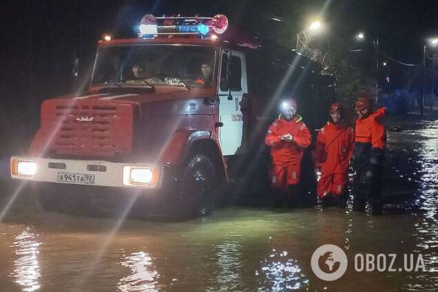 Улицы превратились в бурные реки, затопило дома: в оккупированном Севастополе бушевала непогода. Фото и видео